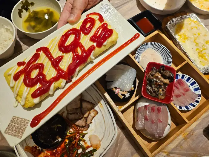 케첩을 뿌린 계란말이