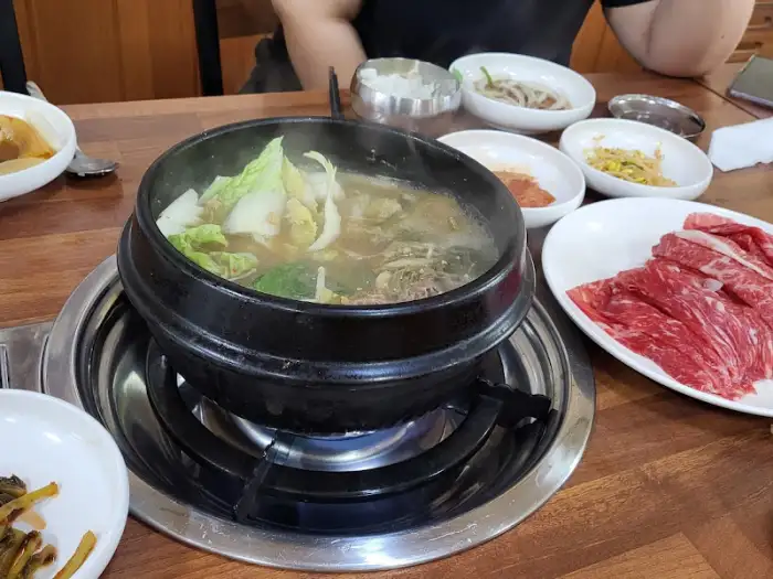 식탁 위의 된장 샤브샤브와 곁들임 반찬