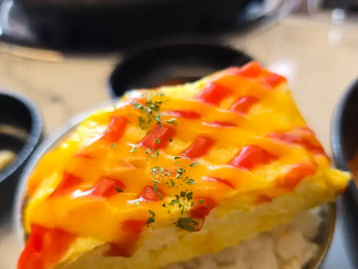소스가 뿌려진 두툼한 계란말이 단면