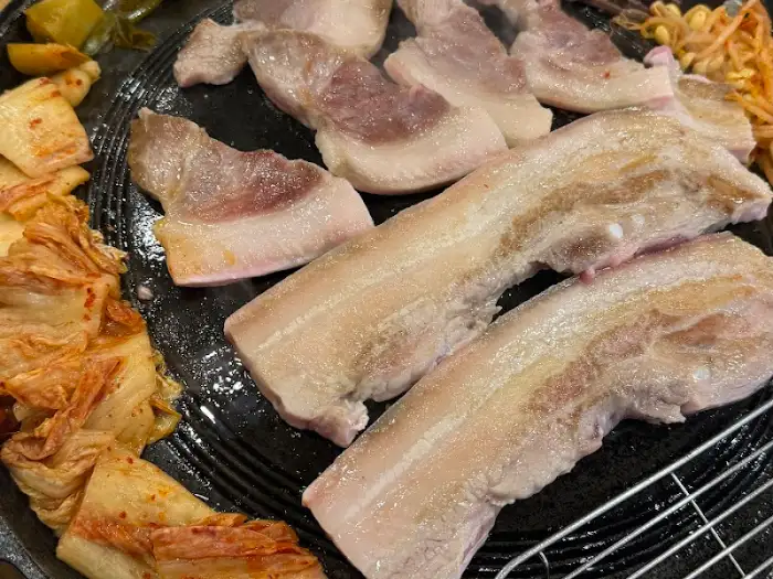 잘 구워진 삼겹살과 곁들임 김치
