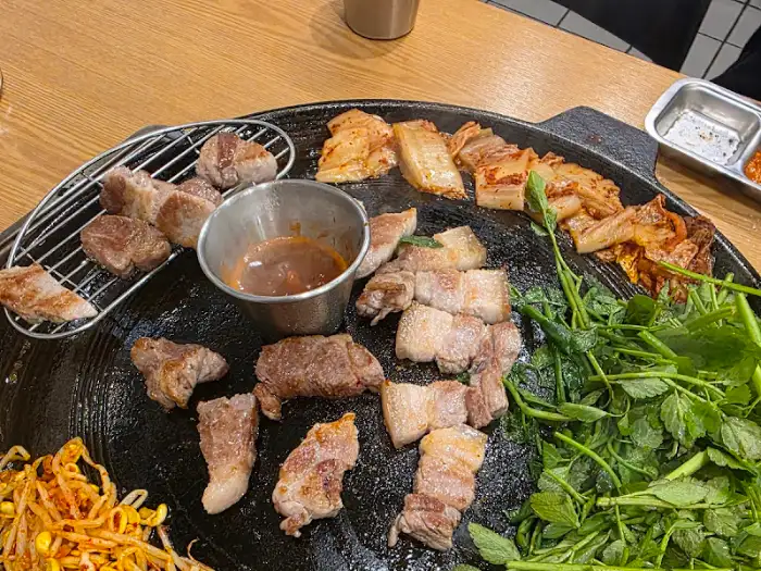 잘 익은 목살 구이와 곁들임 채소