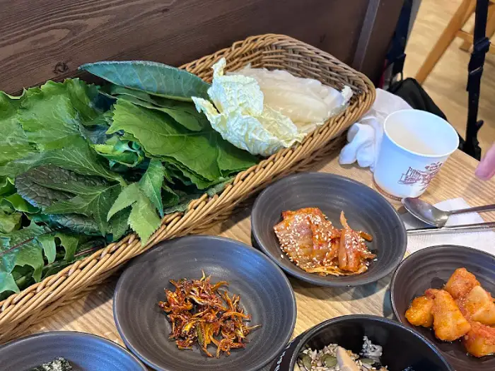 다양한 쌈 채소와 밑반찬