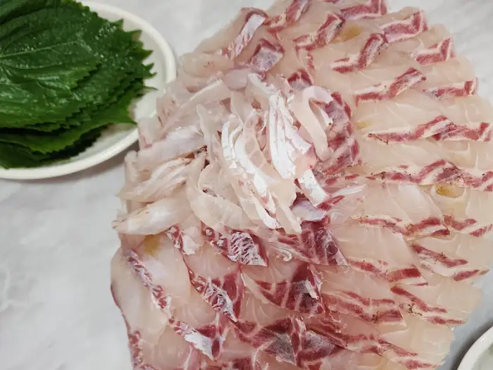 잘 차려진 신선한 활어회