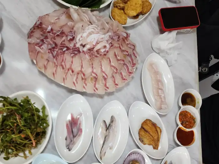 다양한 해산물 요리가 담긴 접시들