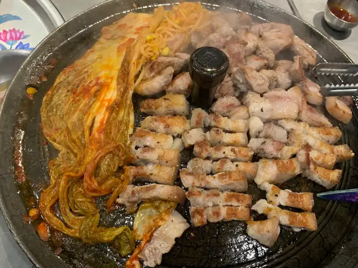 잘 익은 삼겹살과 김치