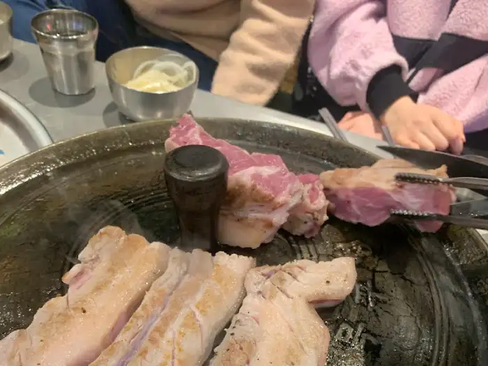직원이 구워주는 삼겹살