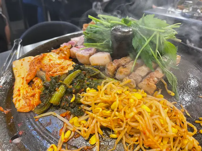 다양한 반찬과 함께 구워지는 고기