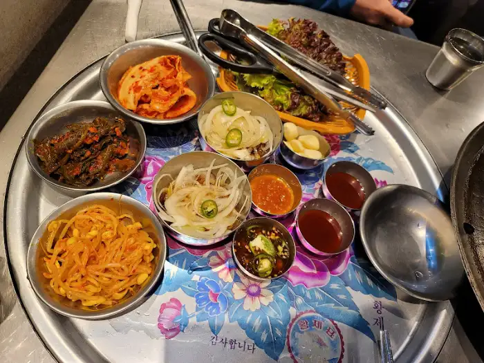 푸짐한 찬과 소스류