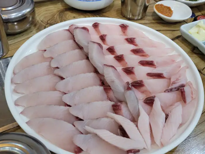 삼치회 한 접시