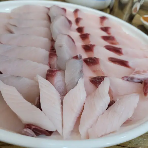 삼치회 한 접시 클로즈업