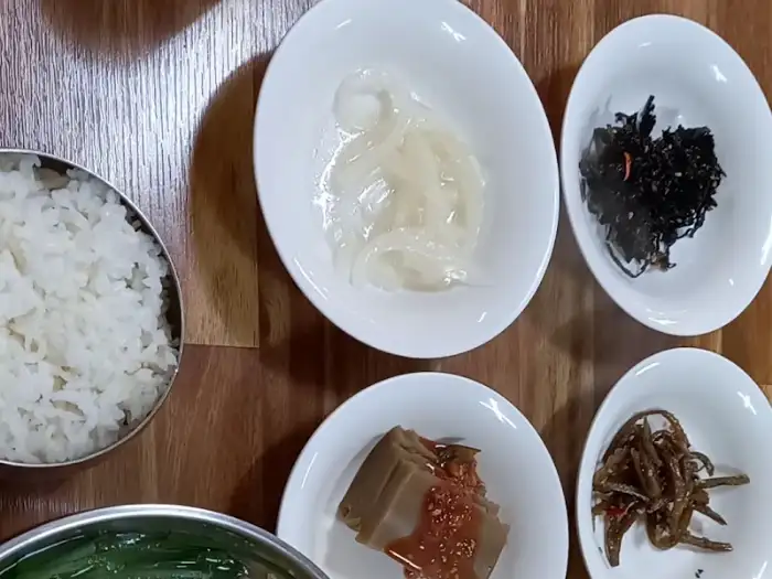 다양한 밑반찬과 밥, 국이 함께 나오는 식탁 모습