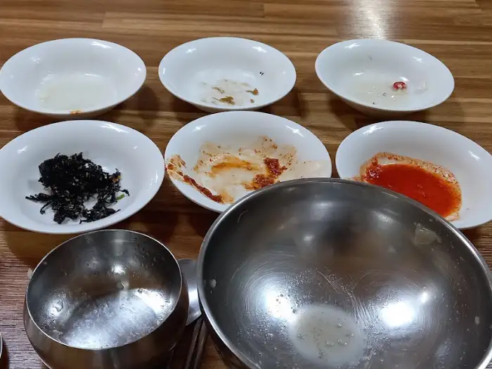빈 접시와 함께 식사가 마무리되어가는 모습을 보여주는 사진