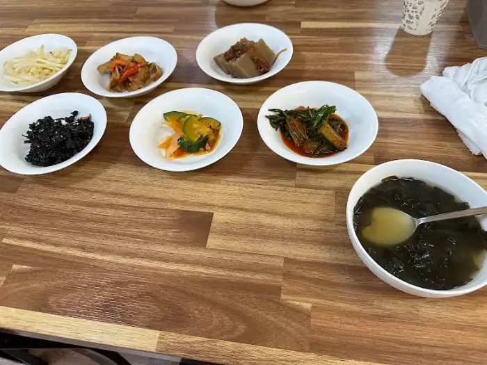 다양한 반찬들이 놓인 식탁의 풍경