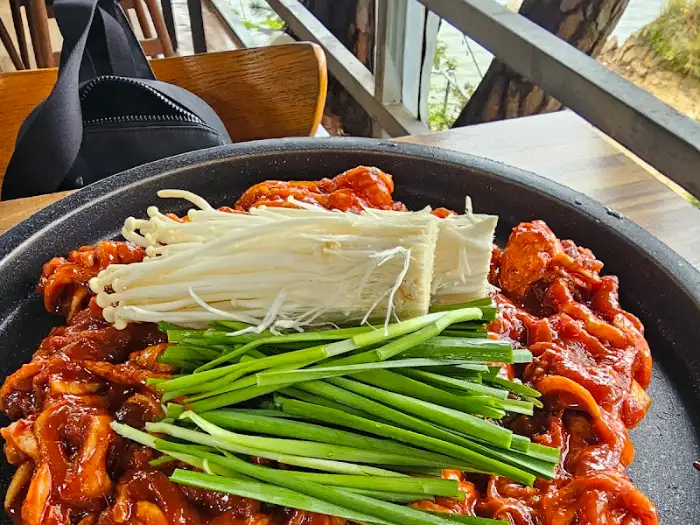 오리불고기와 팽이버섯, 부추가 올라간 먹음직스러운 모습