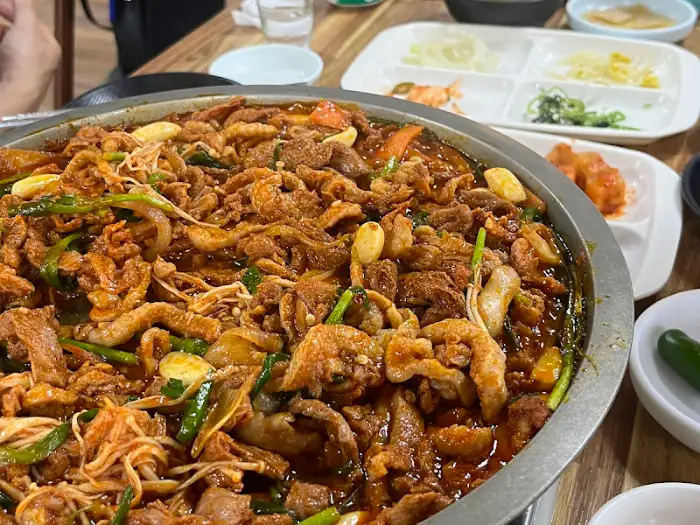 잘 익은 오리불고기의 푸짐한 모습