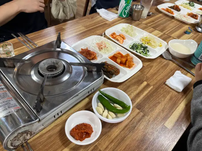 오리불고기를 먹고 볶음밥을 만들어 먹는 모습