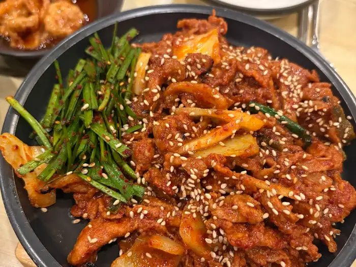 푸짐하게 차려진 제육 쌈밥 한 상