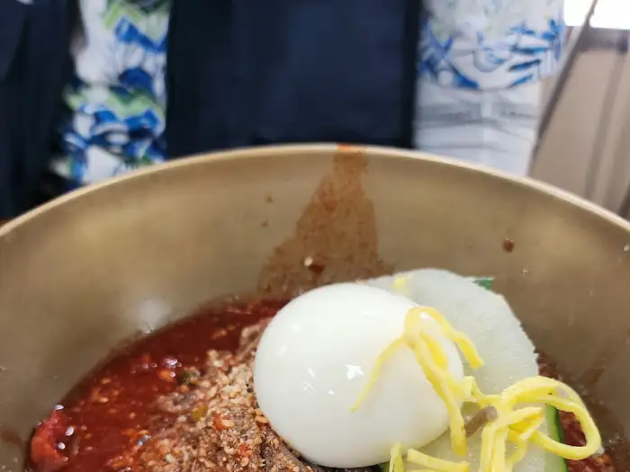 비빔냉면의 붉은 양념과 고명