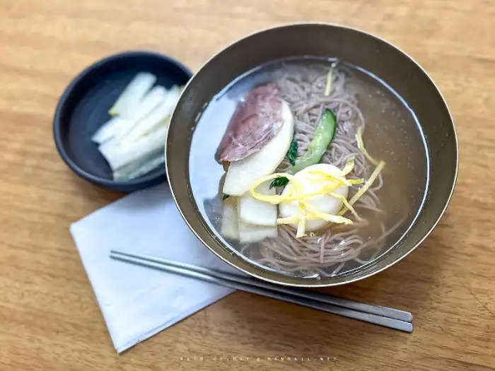 냉면 한 그릇과 젓가락, 냅킨