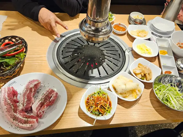 테이블 세팅 및 숯불