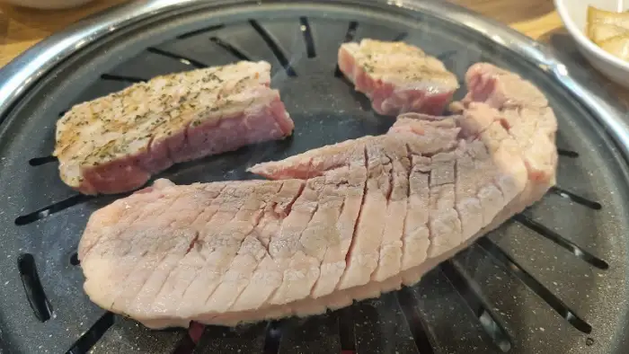 불판 위 고기