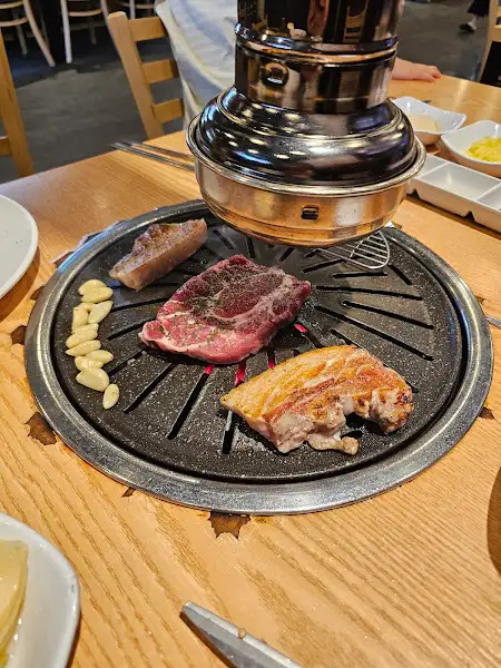 불판 위 고기와 곁들임