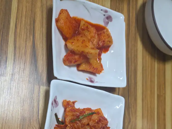 밑반찬 김치와 깍두기