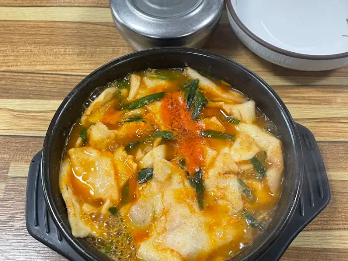 보글보글 끓는 매운 어탕 수제비