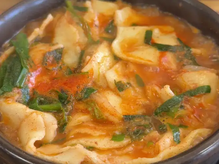 끓고 있는 수제비 뚝배기