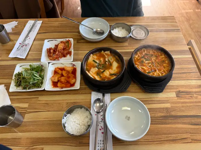 테이블에 놓인 음식들