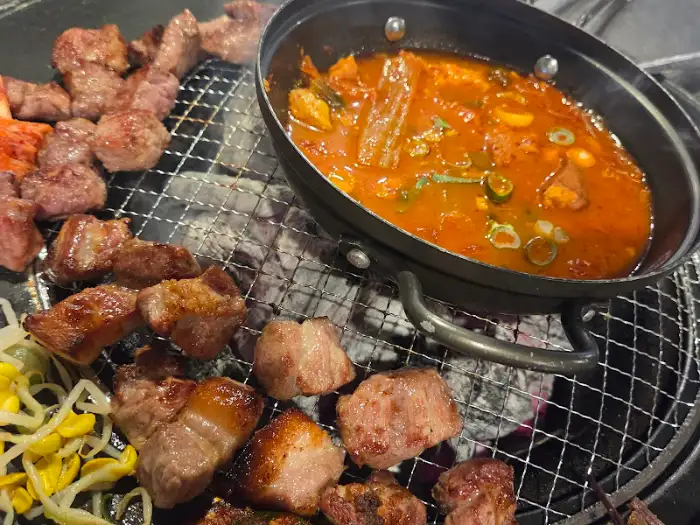 묵은지 김치찌개와 함께 나온 음식들
