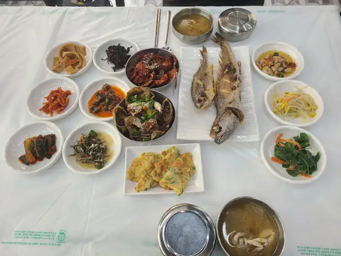 정갈한 한 상 차림에 메인 요리인 생선구이가 돋보입니다.