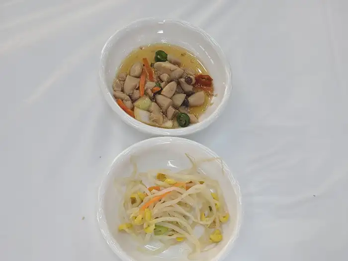 담백한 나물 무침과 아삭한 콩나물 무침이 눈길을 끕니다.
