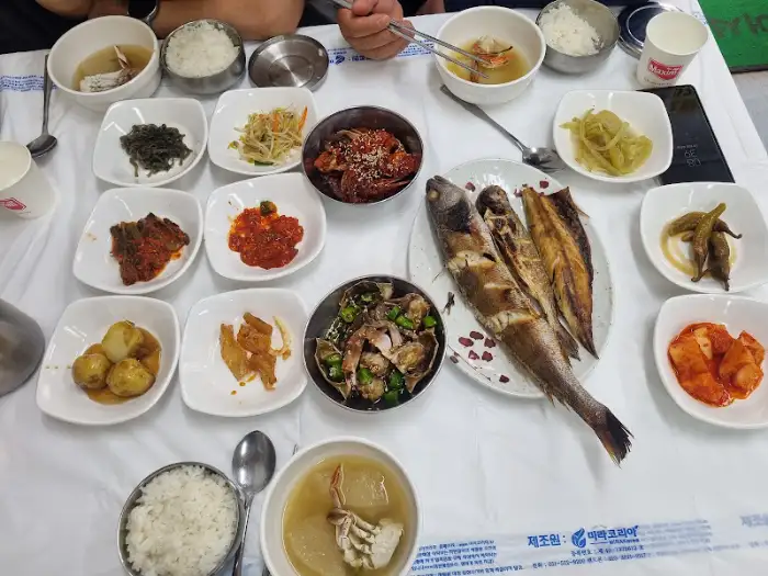 전체적인 상차림 구성과 반찬들의 다채로움을 보여주는 사진입니다.
