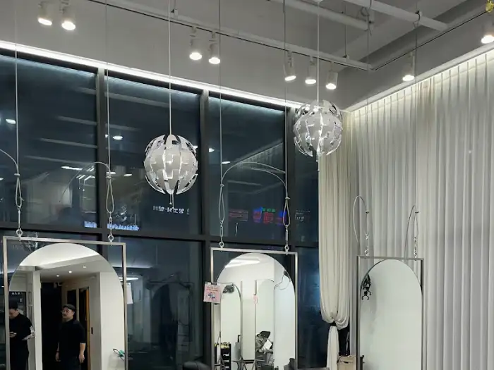넓은 공간에 고급스러운 조명이 돋보이는 인테리어