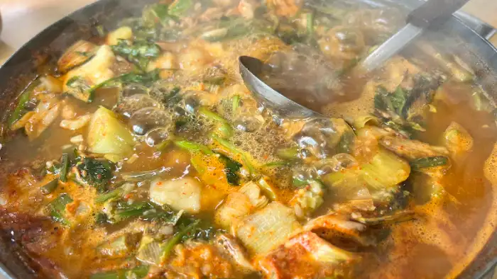 맛있게 끓고 있는 매운탕의 클로즈업 샷