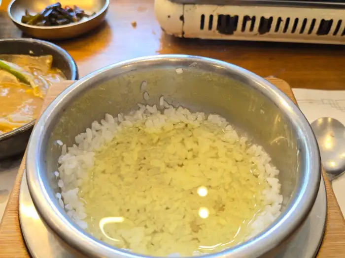 솥밥 그릇에 메밀차가 부어져 숭늉이 된 모습