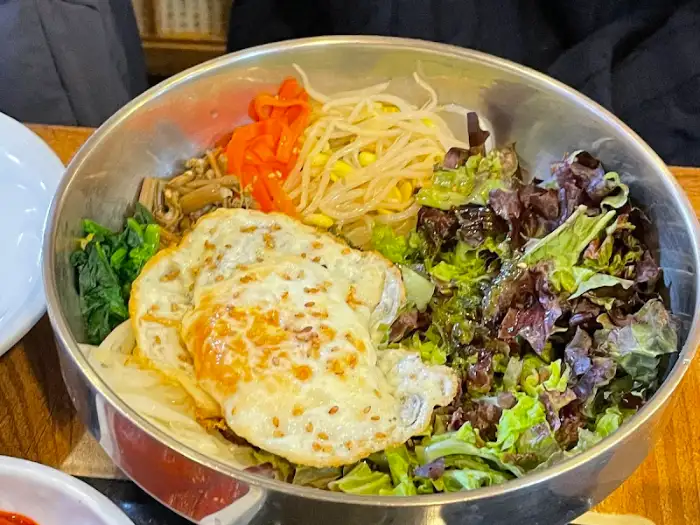 갓 조리되어 나온 야채 비빔밥