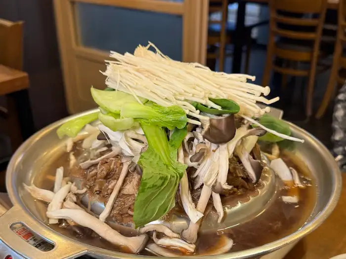 앞접시에 담긴 한우 버섯 불고기