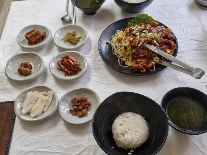 음식이 차려진 식탁 모습