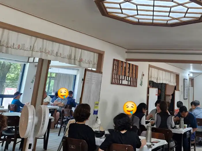 식당 내부 모습, 사람들이 식사하고 있다.