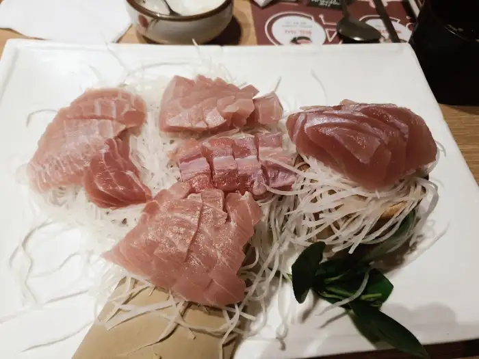 또 다른 스타일로 플레이팅된 참치회