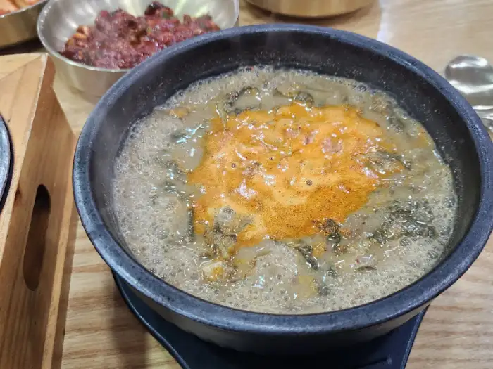 보글보글 끓고 있는 추어탕의 모습