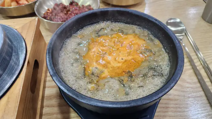끓고 있는 추어탕을 위에서 본 모습