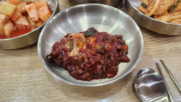나물 반찬과 밥, 숟가락이 함께 놓인 모습