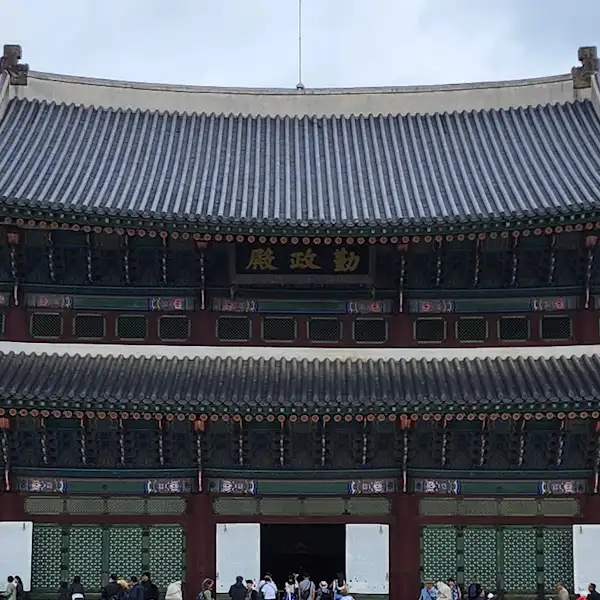고풍스러운 한옥 건물의 외부 모습