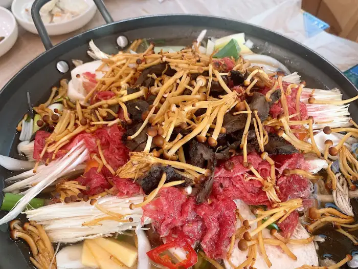 끓기 전 능이버섯불고기 전골
