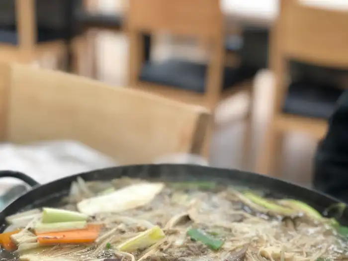 끓고 있는 능이버섯불고기 전골