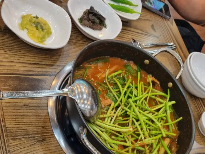 김이 모락모락 피어나는 빠가&참게매운탕