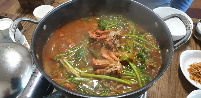 매운탕 속의 푸짐한 빠가와 참게, 그리고 채소
